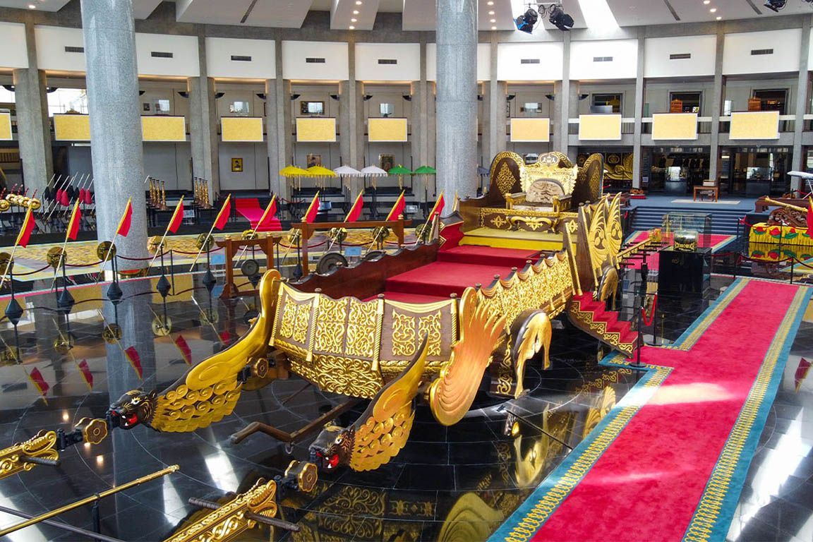Get wowed at the Royal Regalia Museum